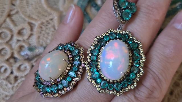 1343.ИЗУМРУДЫ.Опалы.