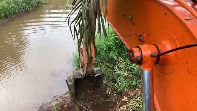 PELEPASAN GOLDEN COBRA !!! HITACHI Excavator ZX 110 MF Terabas Semak Belukar Di Samping Sungai