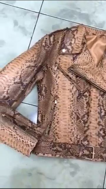 Женская куртка из кожи питона смотреть онлайн