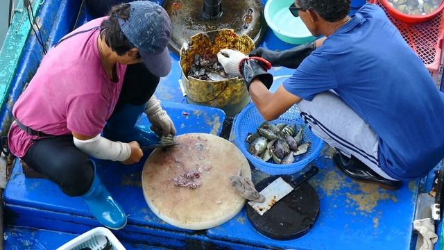 Cutting Small fish at Sai Kung seafood market - Hong Kong смотреть онлайн