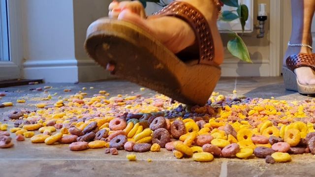 Food Crush Fruit Loops Walkover Crush Fetish Walkover Grind in Brown Wedge Sandals #asmr #crush смотреть онлайн