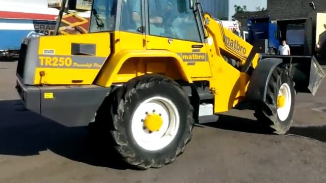 Ломающийся погрузчик с телескопической стрелой смотреть онлайн