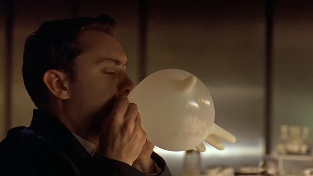 Jude Law inflating a rubber glove смотреть онлайн