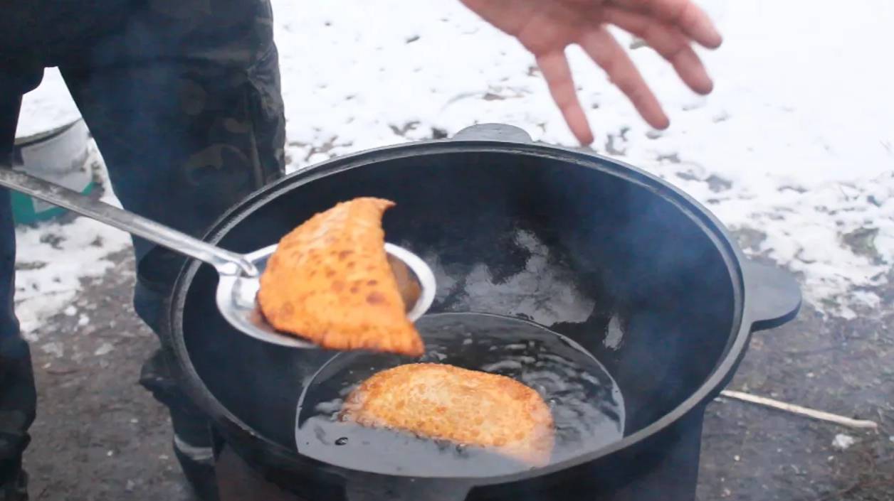 Чебуреки домашние РЕЦЕПТ КАК В ЧЕБУРЕЧНОЙ! Хрустящее и нежное тесто для чебуреков. смотреть онлайн