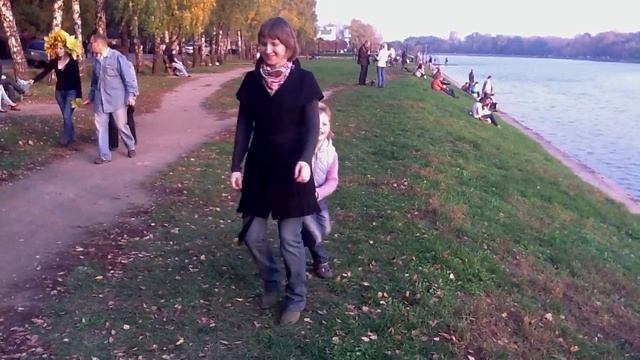 Варя и Таня в Кусково.MOV смотреть онлайн