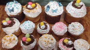 Кулич с начинкой , творожный и на сметане . Глазурь итальянская меренга .