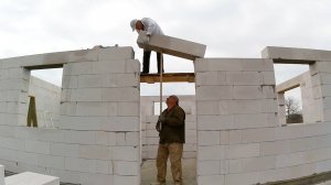 48 квадратов счастья: оконные перемычки, закончили стены...