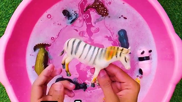 Zoo Animal Toys Getting Washed | Cleaning Toys Bear, Panda, Lion, Tiger, Zebra | Zaibies Toys смотреть онлайн