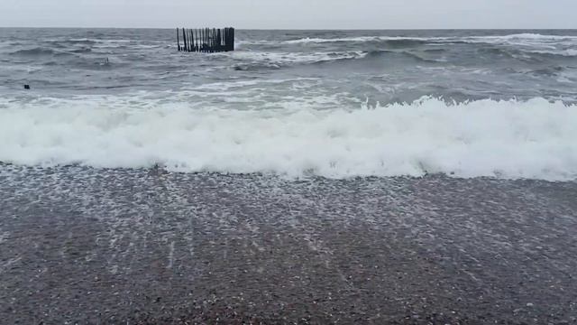 На море немного штормит смотреть онлайн