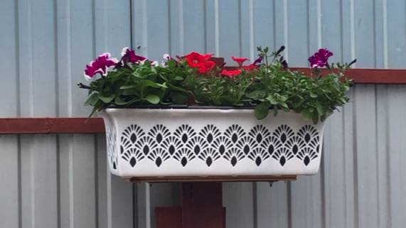 СУПЕР ИДЕЯ по прикреплению ЦВЕТОЧНОГО КАШПО к забору БЕЗ СКОБ!