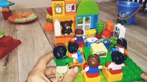 Леруся играет в LEGO DUPLO. СТРОИМ детский сад из двух наборов.