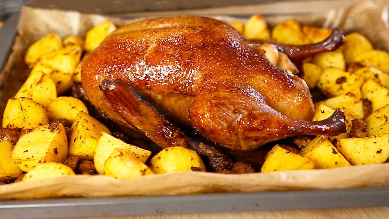 УТКА запеченная с яблоками, картошкой и грибами. Утка запеченная в духовке. смотреть онлайн