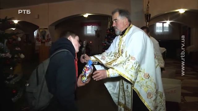 Школярі з Волновахи приїхали на Різдвяні свята до Здолбунівського району смотреть онлайн