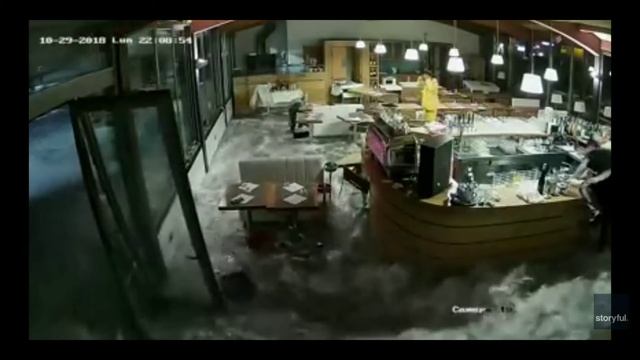 Волна разбило окна ресторана у берега моря смотреть онлайн