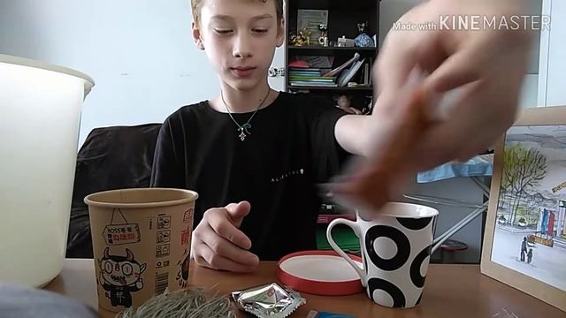 Пробую острую лапшу из Китая.