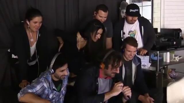 Karısını çıplak bir şekilde başka adamla yakaladı (Kamera Şakası) смотреть онлайн