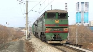 2ТЭ116-372 с грузовым поездом следует через о.п. Ботаническая