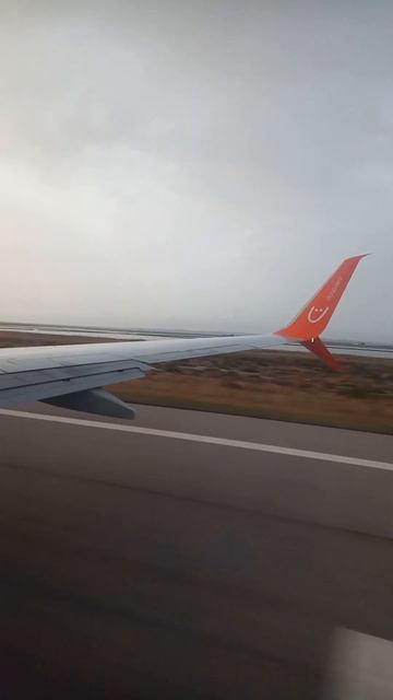 взлет Боинга 737 Турбулентность Видео из окна #shorts смотреть онлайн