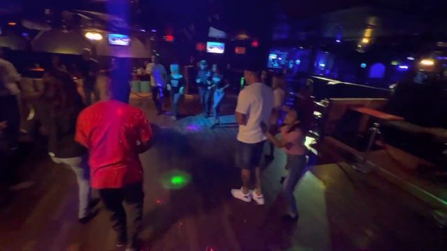 Advanced Salsa Turns- Enchufla Al Medio Con Dos смотреть онлайн