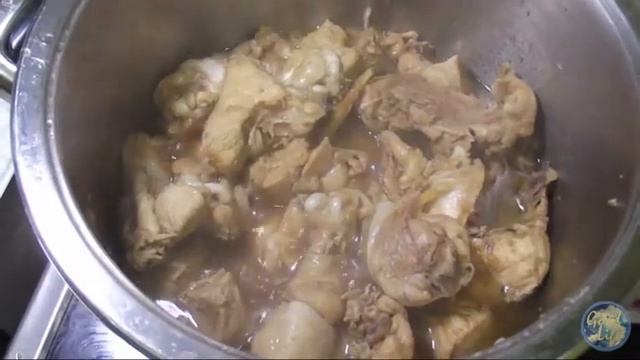 Филипинский суп Тинола с курицей, имбирем и авокадо