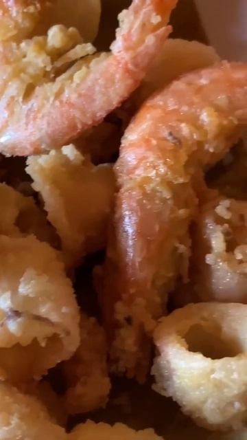 Креветки, кальмары, осминожки во фритюре