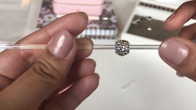 Pandora 20th Anniversary Charm | May - 4 Leaf Clover | Unboxing смотреть онлайн