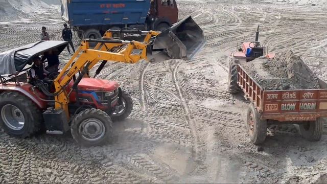 Mahindra 4X4 ट्रैक्टर लोडिंग सिर्फ 3 बकेट में ट्रैक्टर फुल| Bull Loader| Mini JCB| Farmers' Choice смотреть онлайн