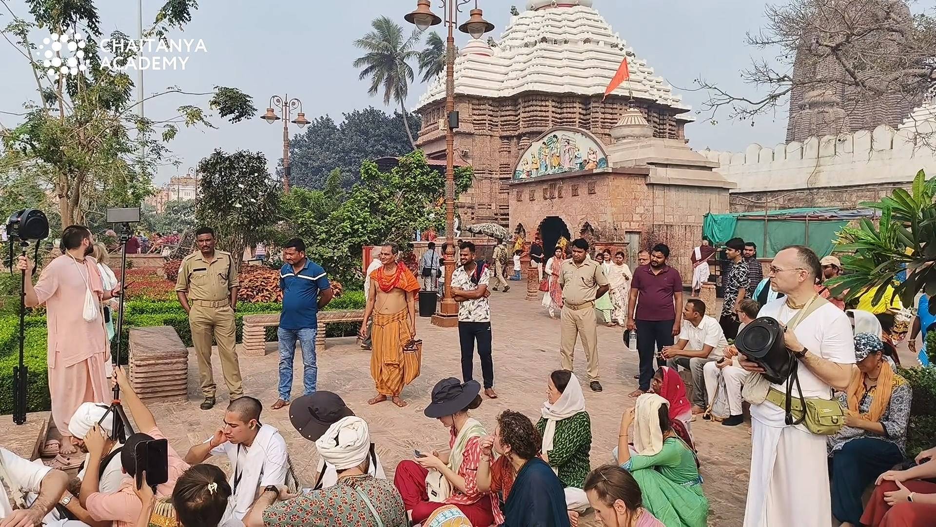 Ашвадвара (Лошадиные ворота) храма Джаганнатхи, Махапрабху являет Курма-рупу