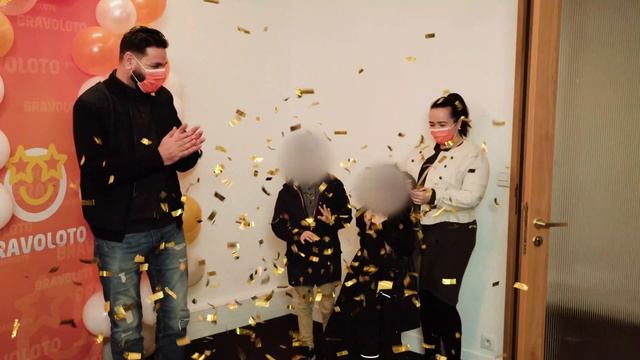 Farès remporte 10 000 € à Bravoloto, Benjamin Castaldi lui remet son prix смотреть онлайн