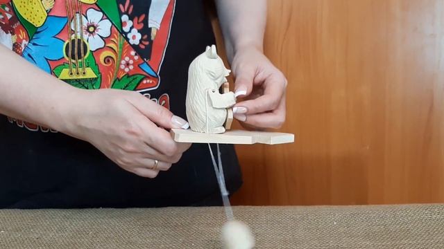 Деревянная резная игрушка Мишка с балалайкой смотреть онлайн