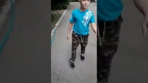 Мальчик-инвалид с трудом ходит на плохо отремонтированном протезе
