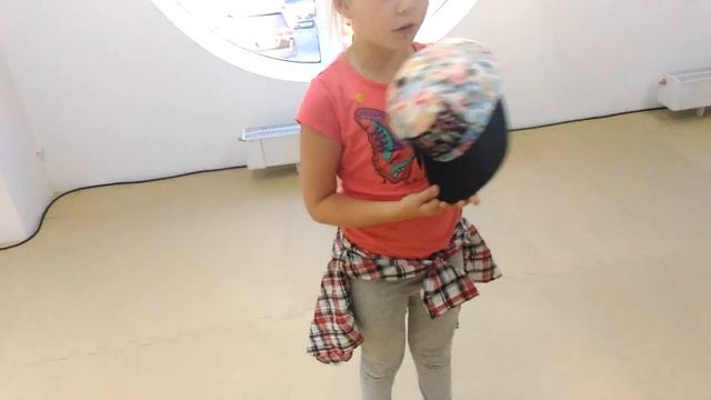 Лена рассказывает про кепку Zumba kids Нижневартовск смотреть онлайн