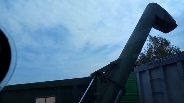 Трактор JOHN DEERE 8335R Fliegl комбайн NEW HOLLAND CX 8.80 молотим кукурудзу день другий!!!! смотреть онлайн