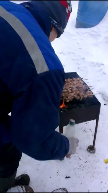 Коляка готовит шашлыки