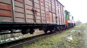 Тепловоз чмэ 3 2273 с гузовыми вагонами