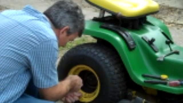 Removing wheel from John Deere Garden Tractor смотреть онлайн