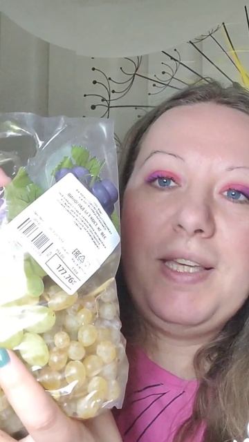 Большой пакет винограда подешевке нашла в супермаркете смотреть онлайн