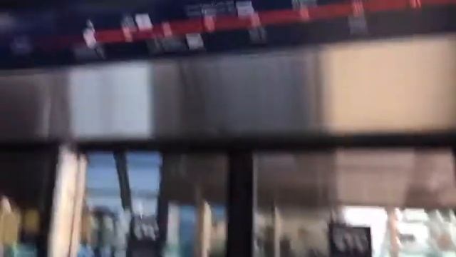 Train arriving at Rashidiya Platform at Dubai Internet City Metro Station R34 смотреть онлайн