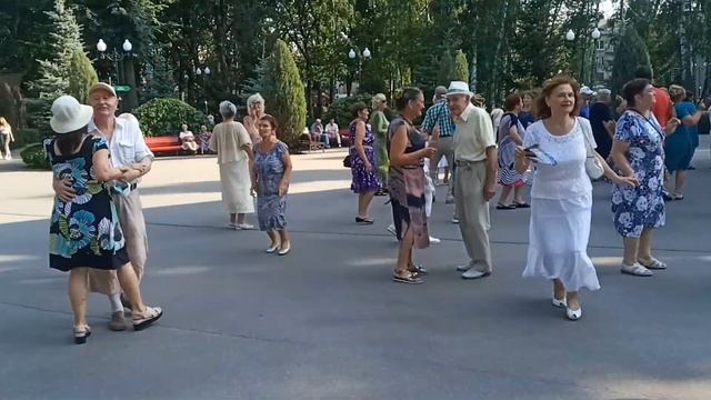 Тополя, тополя все в пуху Счастливые минуты в парке Горького Харьков 2021 смотреть онлайн