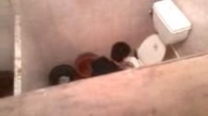 Чувак пьет воду из туалета