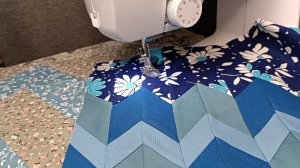 А шьётся легко и просто, нет никаких загадок. Очень интересный способ шитья из полосок.