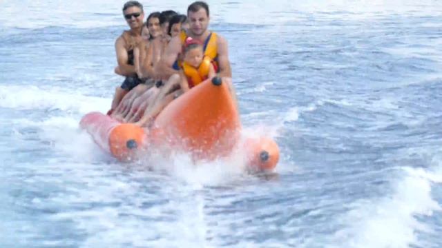Вика покаталась на банане. Отдых на море, банан, море, отдых, Видео для детей. Детский канал. смотреть онлайн