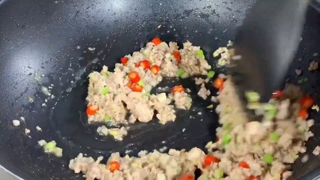 炒蒜苔，這個做法最簡單又好吃，脆嫩爽口還入味，拌米飯真得香，【天天相見廚房阿鵬哥】，#蒜苔料理，#蒜苔食譜，#蒜苔的做法，#炒豬肉食譜，#家常菜，#like，#food ，#recipe，#炒豬肉料