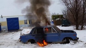 Человек сжигает машину