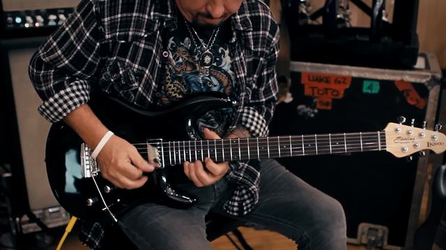 Steve Lukather demos his Sterling by Music Man LK100D Electric Guitar смотреть онлайн
