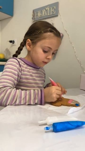 Делаю новогодние пряники ❤️. #пряники #имбирныепряники #имбирноепеченье #детивидео #новыйгод