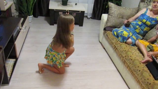 В гостях у бабушки Лина танцует