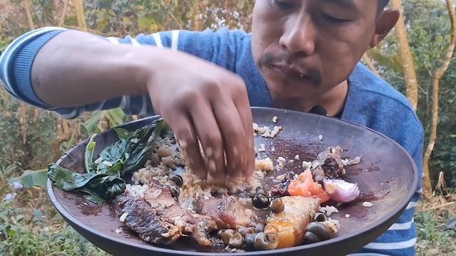 EAT SMOKE PORK COOK WITH WATER PADDY SNAIL|| 2 FRY DRIED NAGA KING CHILLI|| NAGA MUKBANG смотреть онлайн