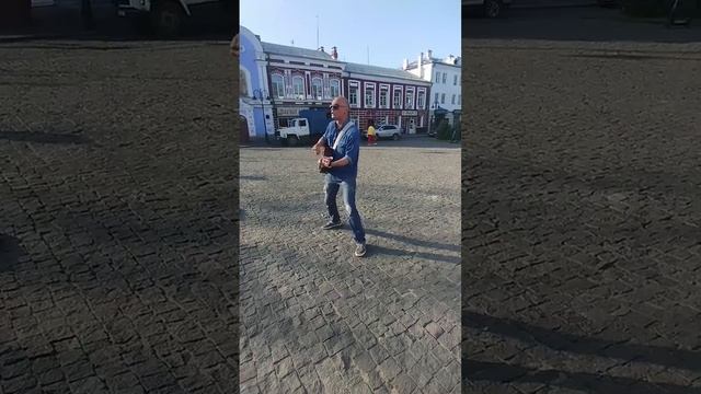 Очень тяжело петь когда кругом шум города... Но я все равно пою ... смотреть онлайн