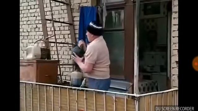 Дед скинул гирю на машину😂😂😂😂 смотреть онлайн